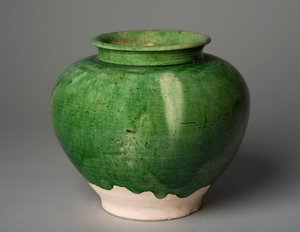 Jarra de vidro verde (louça de barro)