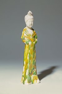 Figura de cerâmica pálida Sancai de uma senhora da corte permanente, Dinastia Tang (cerâmica)