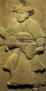 Terracota estela com músico, Dinastia Tang (618-907), descoberto na província de Shaanxi, Museu Florestal Steles em Xian. Fotografia, Leonard de Selva, China, 2006. de Tang Dynasty Chinese School