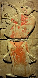 Terracota estela com músico, Dinastia Tang (618-907), descoberto na província de Shaanxi, Museu Florestal Steles em Xian. Fotografia, Leonard de Selva, China, 2006. de Tang Dynasty Chinese School