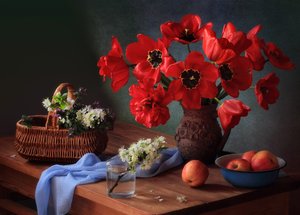Natureza morta com tulipas vermelhas no campo de Tatyana Skorokhod