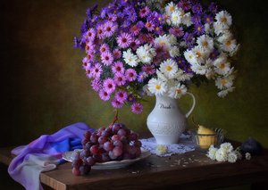 Flores rústicas e uvas