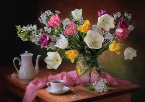 Tulipas da Primavera e Chá de Tatyana Skorokhod