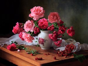 Rosas e bagas vibrantes