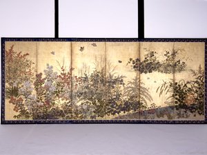 Flores e borboletas (tinta, cor e folha de ouro sobre papel) de Tawaraya Sotatsu