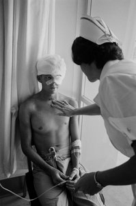 Soldados americanos feridos na guerra do Vietname são transportados por via aérea para um hospital em Clark A...