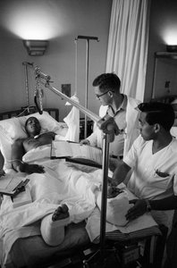 Soldados americanos feridos na guerra do Vietname são transportados por via aérea para um hospital em Clark A...