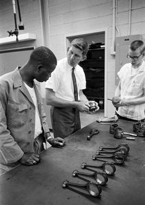 Formação em mecânica automóvel nos Centros de Formação Industrial da Carolina do Norte em 1965... de Ted Spiegel
