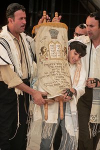 O rapaz do Bar Mitvah carrega o Toraj no Bar Mitvah de Ted Spiegel