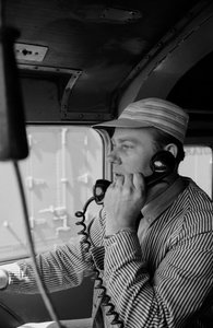 Charles Brockman, engenheiro dos Caminhos-de-Ferro do Grande Norte, fala ao telefone por rádio...