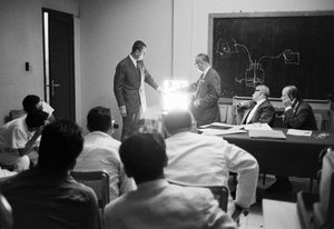 Sala de aula para médicos e funcionários da saúde no navio-hospital SS Hope de Ted Spiegel
