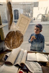 Um rapaz judeu conservador a comer um bolo entra numa livraria religiosa. de Ted Spiegel
