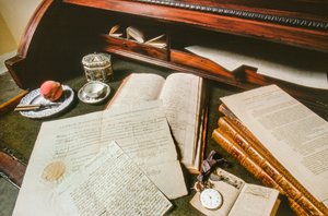 Documentos, um relógio e outros objectos de George Washington estão expostos numa secretária... de Ted Spiegel