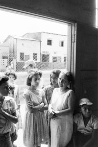 Mulheres equatorianas aguardam ansiosamente por reuniões com o pessoal médico do hospital... de Ted Spiegel