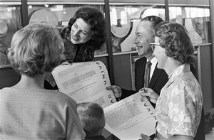 Segurando impressões de um computador UNIVAC, a família Vic Pakka de Denver visita o... de Ted Spiegel