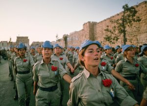Soldados israelitas marcham ao longo das muralhas da Cidade Velha de Jerusalém, numa re... de Ted Spiegel