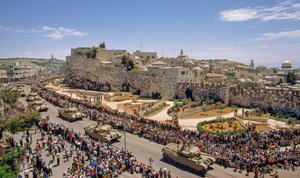 Armas e soldados israelitas desfilam no Dia da Independência pelo antigo mar da Jordânia... de Ted Spiegel