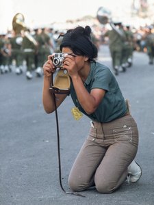 Mulher israelita tira uma fotografia da parada militar da Páscoa em Jerusalém. de Ted Spiegel