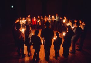 Jovens judeus em adoração no Círculo da Amizade de Ted Spiegel
