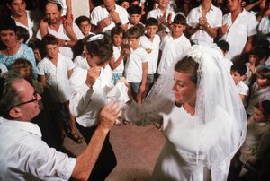 Kibbutzniks a dançar à volta dos noivos de Ted Spiegel