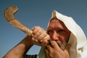 Homem a soprar o Shofar no Yom Kippur de Ted Spiegel