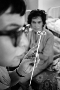 O pessoal médico descreve a colocação do DIU às mulheres chilenas para controlo da natalidade. de Ted Spiegel