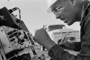 Mineralogista estuda dados na mina de Morenci para a Phelps Dodge Smelter Douglas Arizona de Ted Spiegel