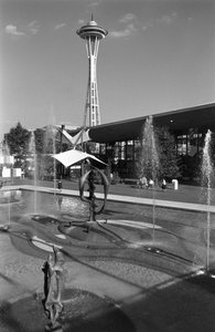 Piscina, fonte, escultura e Space Needle na Feira Mundial de Seattle