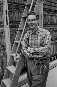 Manutenção de equipamento telefónico na PacTel aka Pacific Telephone em Bellingham, ... de Ted Spiegel