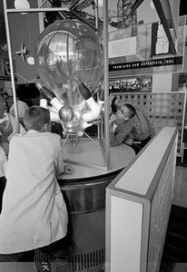Os visitantes da Feira Mundial de Seattle de 1962 admiram uma exposição de ciência. de Ted Spiegel