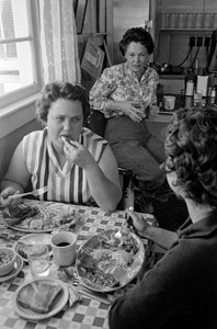 Mulheres conversam ao pequeno-almoço num restaurante no Oregon de Ted Spiegel