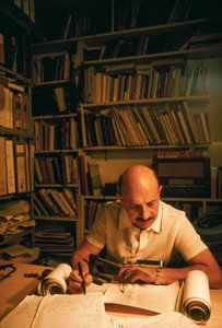 Yigael Yadin, arqueólogo, soldado e político israelita, examina uma cópia do templo... de Ted Spiegel