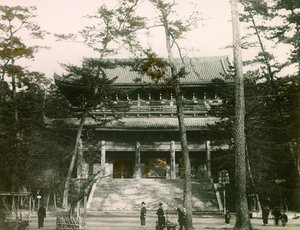 Portão do templo budista Chion-in, distrito de Higashiyama, Quioto, cerca de 1900 - 1915 (fotografia) de Teijiro Takagi