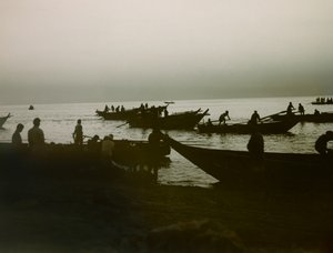Pescador japonês no mar, cerca de 1900 - 1915 (fotografia) de Teijiro Takagi