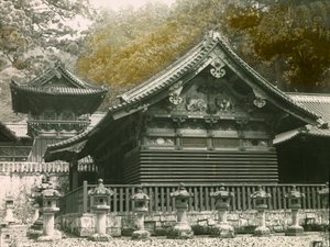 Parte do templo Tosho-Gu chamado Sanjinko em Nikko, cerca de 1900 - 1915 (fotografia) de Teijiro Takagi