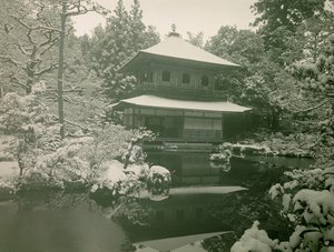 Vista de Ginkaku-ji sob a neve em Quioto, cerca de 1900 - 1915 (fotografia) de Teijiro Takagi