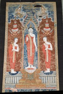 Banner representando pé Buda com dois discípulos, estilo Ratanakosin (seda pintada) de Thai School