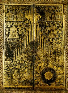 Armário decorado com "Os Três Mundos" (ouro e verniz) de Thai School