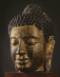 Cabeça de Buda gigante com os olhos fechados, estilo Srivijaya