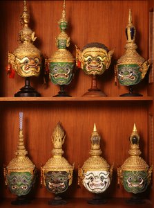 Máscaras para o teatro Khon (cerâmica e metal) de Thai School
