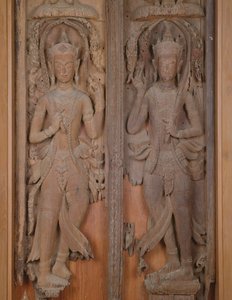 Painel de um portão com dois Deva (madeira)