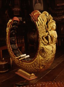 Ricamente decorado Khong Mon (madeira e metal)