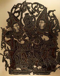 Cena do teatro de bonecos Nang Yai representando Dasakantha e suas esposas, painel de couro esculpido, Tailândia, Civilização Tailandesa de Thai School