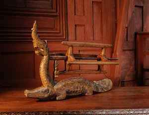 Skein-enrolador na forma de um jacaré com a cabeça de um Naga (madeira)