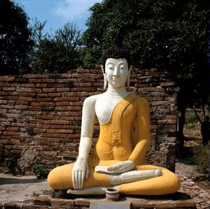 Uma estátua de Buda fora do templo de Thai Thai