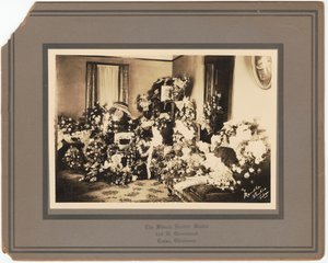 Impressão fotográfica de arranjos florais fúnebres para Samuel M. Jackson Jr., setembro de 1928. de The Blanch Randle Studio