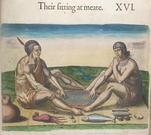 "A sua sessão no mar". Gravura de duas figuras sentadas numa tira de tapete, comendo com as mãos direitas a partir de um grande prato circular contendo grãos de comida. A mulher usa um colar de contas, e um manto de pele com franjas sobre o seu ombro esque de Theodor de Bry