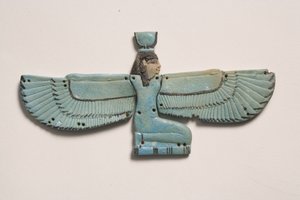 Peitoral da deusa alada Isis (faiança)