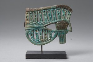 Amuleto de olho de Wedjat com figuras do deus Nehebkau (faiança)