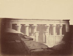 Vista frontal da sala principal do Templo de Edfu de Théodule Devéria